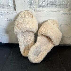 UGG SLIPPERS Size 8
